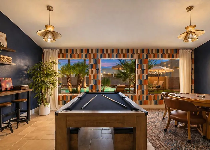 Luxe 5br Sleeps 16 Pool Hot Tub 2 Game Holiday home *
